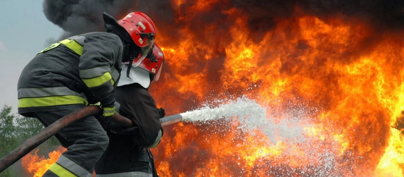 Φωτιά στα Καλύβια: Μήνυμα του 112 στους κατοίκους - «Εκκενώστε τα σπίτια σας» (φωτό)